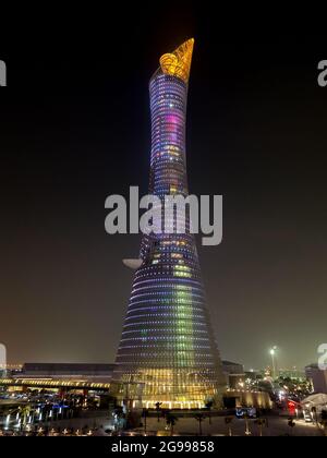 Doha, Qatar – 26 settembre 2019: La Torch Tower illuminata nel complesso di Doha Sport City di notte contro il cielo scuro Foto Stock