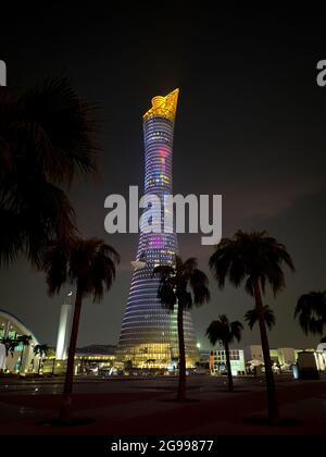 Doha, Qatar – 26 settembre 2019: La Torch Tower illuminata nel complesso di Doha Sport City di notte contro il cielo scuro Foto Stock