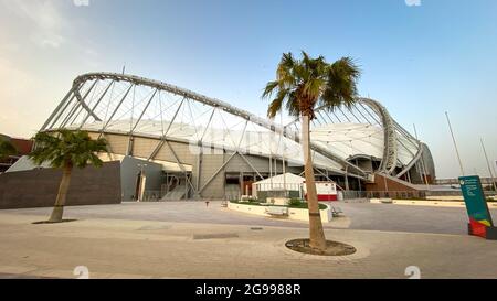 Doha, Qatar – 26 settembre 2019: façade del Khalifa International Stadium contro il cielo blu Foto Stock