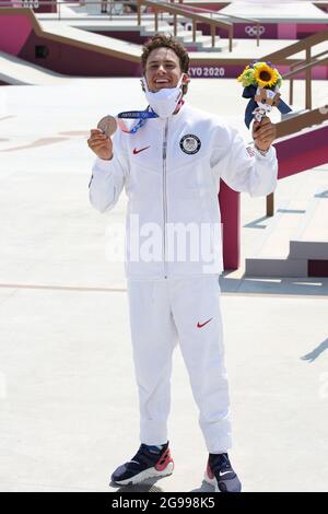 25 luglio 2021, Koto, Tokyo, Giappone: Jagger EATON è la Medaglia di bronzo, qui raffigurata durante la cerimonia della vittoria della strada di Skateboarding maschile al Parco Sportivo Urbano Ariake il 25 luglio 2021 a Tokyo, Giappone (immagine di credito: © Mickael Chavet via ZUMA Press Wire) Foto Stock