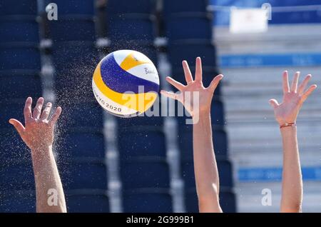 Tokyo, Giappone. 25 luglio 2021. I giocatori gareggiano durante la partita preliminare femminile di Beach volley di Tokyo 2020 tra Marta Menegatti/Viktoria Orsi Toth d'Italia e Nadezda Makroguzova/Svetlana Kholomina del Comitato Olimpico Russo (ROC) di Tokyo, Giappone, 25 luglio 2021. Credit: Li He/Xinhua/Alamy Live News Foto Stock