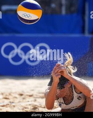 Tokyo, Giappone. 25 luglio 2021. Viktoria Orsi Toth Italia salva durante il Tokyo 2020 Beach volley femminile di partita preliminare tra Marta Menegatti/Viktoria Orsi Toth Italia e Nadezda Makroguzova/Svetlana Kholomina del Comitato Olimpico Russo (ROC) a Tokyo, Giappone, 25 luglio 2021. Credit: Li He/Xinhua/Alamy Live News Foto Stock