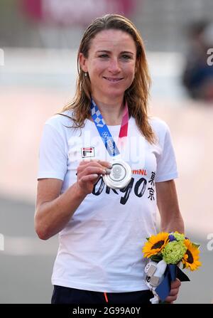 Annemiek van Vleuten, olandese, raccoglie la sua medaglia d'argento per la Women's Road Race al Fuji International Speedway il secondo giorno dei Giochi Olimpici di Tokyo 2020 in Giappone. Data immagine: Domenica 25 luglio 2021. Foto Stock