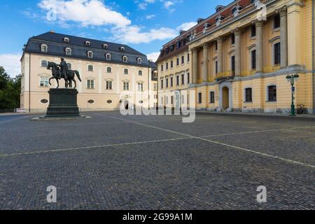 Platz der Demokratie a Weimar (Germania) con la statua di Carl-August, l'edificio Fürstenhaus (a destra) e Grünes Schloss (Castello Verde) (a sinistra) Foto Stock