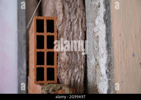 https://l450v.alamy.com/450vit/2g99a97/coperta-di-lana-di-roccia-di-isolamento-marrone-che-colloca-tra-la-parete-e-lo-strato-di-mattone-isolamento-acustico-e-termico-2g99a97.jpg