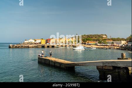 Strade colorate dell'isola di Goree, Dakar, Senegal. L'isola è conosciuta per il suo ruolo nel commercio degli schiavi dell'Atlantico dal XV al XIX secolo. Foto Stock