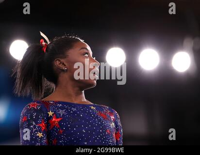 Tokyo, Giappone. 25 luglio 2021. Simone Biles degli Stati Uniti reagisce dopo la qualificazione artistica femminile di ginnastica ai Giochi Olimpici di Tokyo 2020, 25 luglio 2021. Credit: CaO Can/Xinhua/Alamy Live News Foto Stock