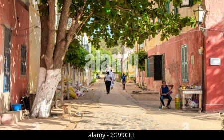 Strade colorate dell'isola di Goree, Dakar, Senegal. L'isola è conosciuta per il suo ruolo nel commercio degli schiavi dell'Atlantico dal XV al XIX secolo. Foto Stock