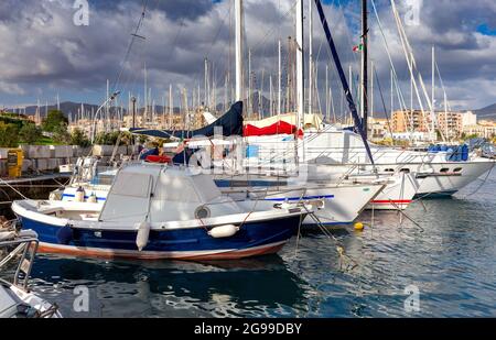 Barche e barche da pesca nel porto della città. Palermo. Sicilia. Italia. Foto Stock