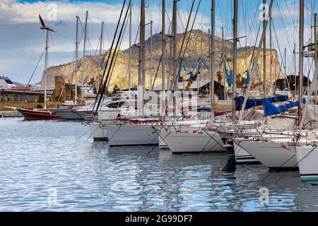 Barche e barche da pesca nel porto della città. Palermo. Sicilia. Italia. Foto Stock