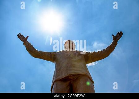 Pretoria, Sudafrica - 4 novembre 2016: Statua gigante di bronzo di Nelson Mandela, ex presidente del Sudafrica e attivista anti-apartheid. Fatil Foto Stock
