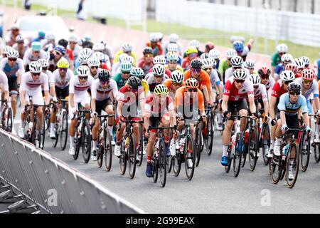 Tokyo, Giappone. 24 luglio 2021. Il campo dei piloti in azione, ciclismo, gare di strada degli uomini, gara di strada degli uomini, Ciclismo uomini strada al Fuji Speedway SHIZUOKA 07/24/2021 Olimpiadi estive 2020, dal 07/23 al 2021. - 08.08.2021 a Tokyo/Giappone. Credit: dpa/Alamy Live News Foto Stock