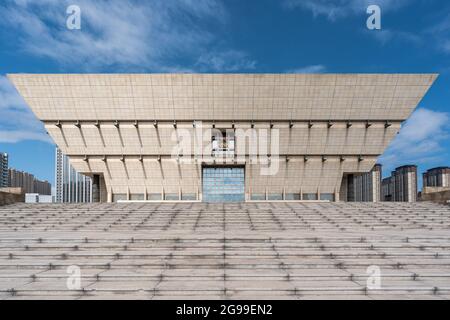 Vista esterna del Museo Shanxi contro il cielo blu a Taiyuan, Cina Foto Stock