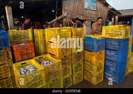 Attività trafficate nel mercato all'ingrosso del pesce di Digha, Bengala Occidentale, India, una spiaggia turistica più popolare del Bengala e uno dei più grandi mercati del pesce. Foto Stock