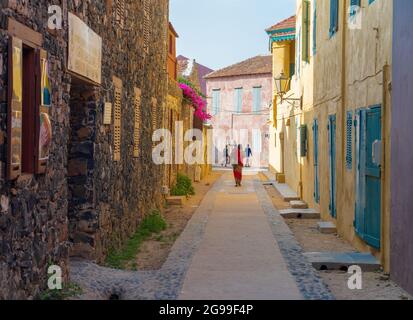 Strade colorate dell'isola di Goree, Dakar, Senegal. L'isola è conosciuta per il suo ruolo nel commercio degli schiavi dell'Atlantico dal XV al XIX secolo. Foto Stock