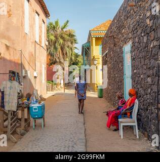 Strade colorate dell'isola di Goree, Dakar, Senegal. L'isola è conosciuta per il suo ruolo nel commercio degli schiavi dell'Atlantico dal XV al XIX secolo. Foto Stock