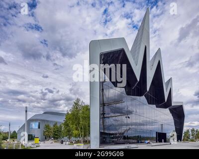 Il Museo del Riverside di Glasgow, il Museo dei Trasporti, con l'alta nave Glenlee riflessa nella parete di vetro. Foto Stock