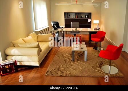 Mobili moderni per ufficio, sala boss, tavolo e sedie manager, arredamento moderno Foto Stock