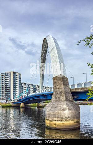 Il ponte di Swinty, o vero nome Clyde Arc, che attraversa il fiume Clyde a Glasgow. Foto Stock