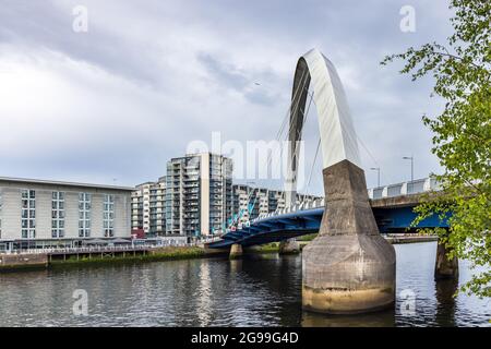 Il ponte di Swinty, o vero nome Clyde Arc, che attraversa il fiume Clyde a Glasgow. Foto Stock