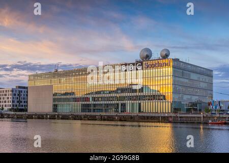 Il sole mattutino illumina la sede della televisione e della radio della BBC Scotland accanto al fiume Clyde a Glasgow. Foto Stock