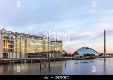 Il sole mattutino illumina la sede della televisione e della radio della BBC Scotland e il Glasgow Science Center accanto al fiume Clyde a Pacific Quay. Foto Stock