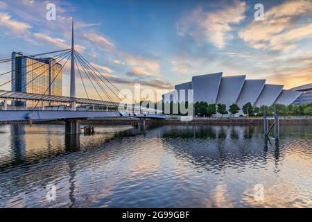 Bell's Bridge e il SEC Armadillo sul fiume Clyde a Glasgow, preso all'alba. Foto Stock