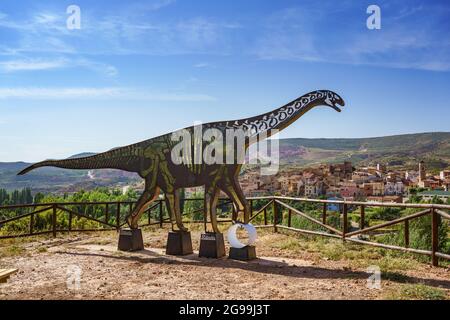 Teruel, Spagna. 24 luglio 2021. Silhouette di un dinosauro a Riodeva, una piccola città della provincia di Teruel, Aragona, Spagna. Foto Stock