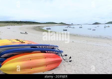 Tavole colorate che si trovano sulla spiaggia sabbiosa di St Martin, Isole di Scilly, Cornovaglia, Regno Unito Foto Stock