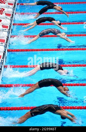 Nuotatori durante i 100m Freestyle Heat 3 delle Donne al Tokyo Aquatics Center il secondo giorno dei Giochi Olimpici di Tokyo 2020 in Giappone. Data immagine: Domenica 25 luglio 2021. Foto Stock