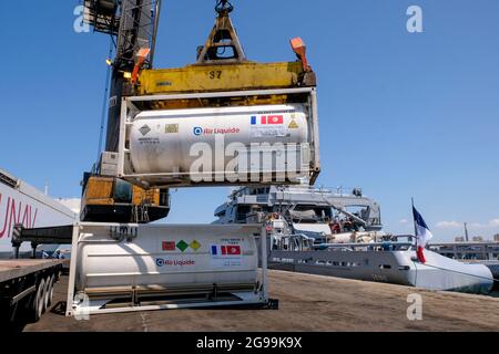 Rades, Tunisia. 25 luglio 2021. La nave militare la Seine nel porto di Rades in Tunisia, il 22 luglio 2021, come parte dell'aria e un ponte marittimo per l'ossigeno medico, voluto dal presidente Emmanuel Macron in solidarietà con la Tunisia. Ricezione di 60,000 litri di ossigeno attraverso 3 contenitori trasportati dalla Marina Nazionale. 3,000 pazienti di Covid-19 saranno in grado di essere trattati in questo modo. Foto di Nicolas Fauque/Images de Tunisie/ABACAPRESS.COM Credit: Abaca Press/Alamy Live News Foto Stock