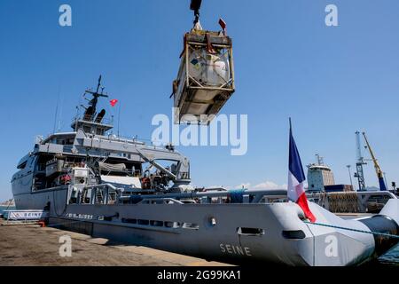 Rades, Tunisia. 25 luglio 2021. La nave militare la Seine nel porto di Rades in Tunisia, il 22 luglio 2021, come parte dell'aria e un ponte marittimo per l'ossigeno medico, voluto dal presidente Emmanuel Macron in solidarietà con la Tunisia. Ricezione di 60,000 litri di ossigeno attraverso 3 contenitori trasportati dalla Marina Nazionale. 3,000 pazienti di Covid-19 saranno in grado di essere trattati in questo modo. Foto di Nicolas Fauque/Images de Tunisie/ABACAPRESS.COM Credit: Abaca Press/Alamy Live News Foto Stock