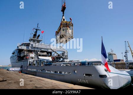 Rades, Tunisia. 25 luglio 2021. La nave militare la Seine nel porto di Rades in Tunisia, il 22 luglio 2021, come parte dell'aria e un ponte marittimo per l'ossigeno medico, voluto dal presidente Emmanuel Macron in solidarietà con la Tunisia. Ricezione di 60,000 litri di ossigeno attraverso 3 contenitori trasportati dalla Marina Nazionale. 3,000 pazienti di Covid-19 saranno in grado di essere trattati in questo modo. Foto di Nicolas Fauque/Images de Tunisie/ABACAPRESS.COM Credit: Abaca Press/Alamy Live News Foto Stock