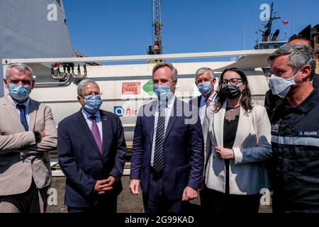 Rades, Tunisia. 25 luglio 2021. La nave militare la Seine nel porto di Rades in Tunisia, il 22 luglio 2021, come parte dell'aria e un ponte marittimo per l'ossigeno medico, voluto dal presidente Emmanuel Macron in solidarietà con la Tunisia. Alla presenza del Segretario di Stato Jean-Baptiste Lemoyne, Ministro degli Affari Esteri tunisino, la ricezione di 60,000 litri di ossigeno attraverso 3 contenitori trasportati dalla Marina nazionale. 3,000 pazienti di Covid-19 saranno in grado di essere trattati in questo modo. Foto di Nicolas Fauque/Images de Tunisie/ABACAPRESS.COM Credit: Abaca Press/Alamy Live News Foto Stock