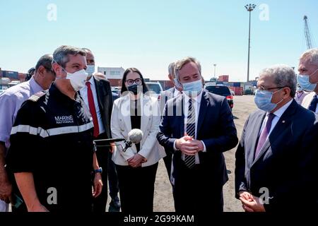 Rades, Tunisia. 25 luglio 2021. La nave militare la Seine nel porto di Rades in Tunisia, il 22 luglio 2021, come parte dell'aria e un ponte marittimo per l'ossigeno medico, voluto dal presidente Emmanuel Macron in solidarietà con la Tunisia. Alla presenza del Segretario di Stato Jean-Baptiste Lemoyne, Ministro degli Affari Esteri tunisino, la ricezione di 60,000 litri di ossigeno attraverso 3 contenitori trasportati dalla Marina nazionale. 3,000 pazienti di Covid-19 saranno in grado di essere trattati in questo modo. Foto di Nicolas Fauque/Images de Tunisie/ABACAPRESS.COM Credit: Abaca Press/Alamy Live News Foto Stock