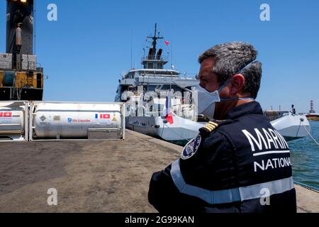 Rades, Tunisia. 25 luglio 2021. La nave militare la Seine nel porto di Rades in Tunisia, il 22 luglio 2021, come parte dell'aria e un ponte marittimo per l'ossigeno medico, voluto dal presidente Emmanuel Macron in solidarietà con la Tunisia. Ricezione di 60,000 litri di ossigeno attraverso 3 contenitori trasportati dalla Marina Nazionale. 3,000 pazienti di Covid-19 saranno in grado di essere trattati in questo modo. Foto di Nicolas Fauque/Images de Tunisie/ABACAPRESS.COM Credit: Abaca Press/Alamy Live News Foto Stock