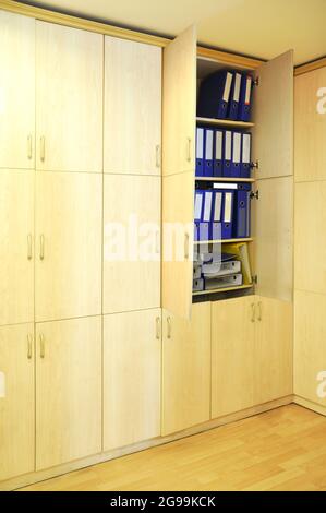 Lime blu e gialle in un armadietto di legno nel moderno ufficio, stile di vita di ufficio Foto Stock