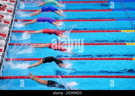 I concorrenti entrano in acqua nelle scalate da 100m per donne al Tokyo Aquatics Center il secondo giorno dei Giochi Olimpici di Tokyo 2020 in Giappone. Data immagine: Domenica 25 luglio 2021. Foto Stock