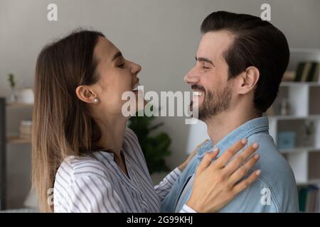 Una coppia molto contentata che si guardava a ridere a casa Foto Stock