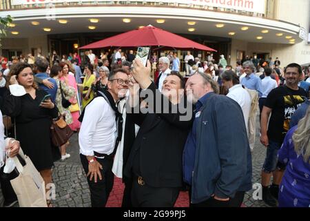 Frank Mutters, Manuela Stehr, Guido Maria Kretschmer und Stefan Arndt bei der Premiere des Theaterstücks 'Mord im Orientexpress' in der Komödie am Kurf Foto Stock