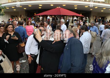 Frank Mutters, Manuela Stehr, Guido Maria Kretschmer und Stefan Arndt bei der Premiere des Theaterstücks 'Mord im Orientexpress' in der Komödie am Kurf Foto Stock