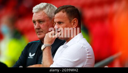 Doncaster, Inghilterra, 23 luglio 2021. Richie Wellens manager di Doncaster Rovers e Steve Bruce manager di Newcastle United durante la partita pre-stagione amichevole al Keepmoat Stadium, Doncaster. L'immagine di credito dovrebbe essere: Lynne Cameron / Sportimage Foto Stock