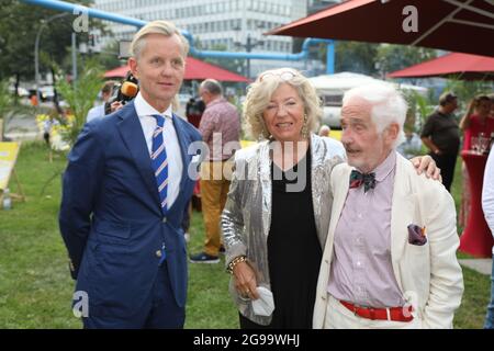 Max Raabe, Andrea Gräfin Bernstorff und Peter Raue bei der Premiere des Theaterstücks 'Mord im Orientexpress' in der Komödie am Kurfürstendamm im Shi Foto Stock