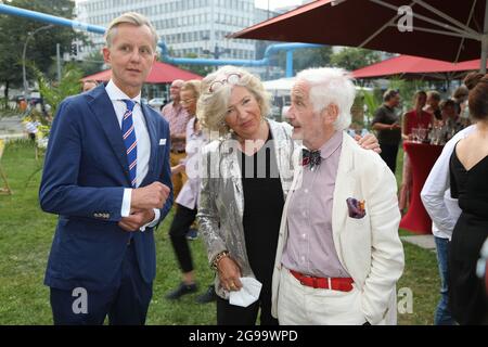 Max Raabe, Andrea Gräfin Bernstorff und Peter Raue bei der Premiere des Theaterstücks 'Mord im Orientexpress' in der Komödie am Kurfürstendamm im Shi Foto Stock