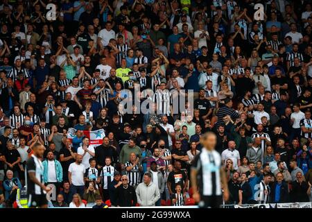 Doncaster, Inghilterra, 23 luglio 2021. I fan di Newcastle United durante la partita pre-stagione al Keepmoat Stadium di Doncaster. L'immagine di credito dovrebbe essere: Lynne Cameron / Sportimage Foto Stock