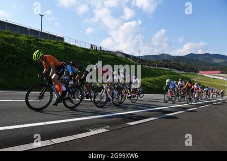 Shizuoka, Giappone. 25 luglio 2021. I piloti gareggiano durante la corsa ciclistica femminile ai Giochi Olimpici di Tokyo 2020 a Shizuoka, Giappone, il 25 luglio 2021. Credit: He Changshan/Xinhua/Alamy Live News Foto Stock