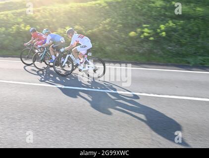 Shizuoka, Giappone. 25 luglio 2021. I piloti gareggiano durante la corsa ciclistica femminile ai Giochi Olimpici di Tokyo 2020 a Shizuoka, Giappone, il 25 luglio 2021. Credit: He Changshan/Xinhua/Alamy Live News Foto Stock