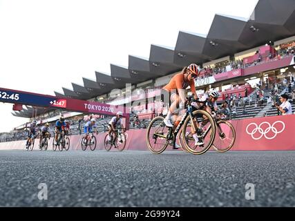 Shizuoka, Giappone. 25 luglio 2021. I piloti gareggiano durante la corsa ciclistica femminile ai Giochi Olimpici di Tokyo 2020 a Shizuoka, Giappone, il 25 luglio 2021. Credit: He Changshan/Xinhua/Alamy Live News Foto Stock