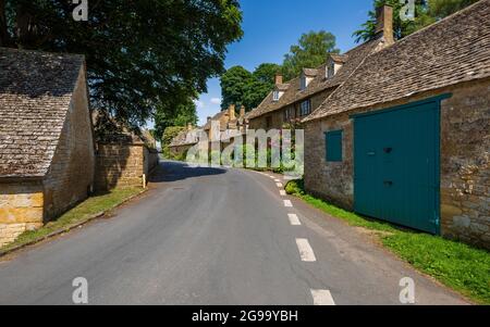 Cotswold cottage lungo la strada attraverso il villaggio di Snowshill, Gloucesteshire, Inghilterra Foto Stock