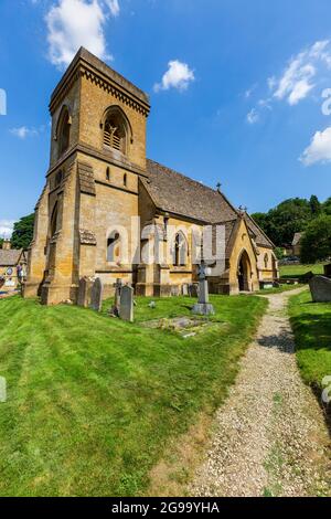 Chiesa di St Barnaba nel villaggio di Cotswold di Snowshill, Gloucestershire, Inghilterra Foto Stock